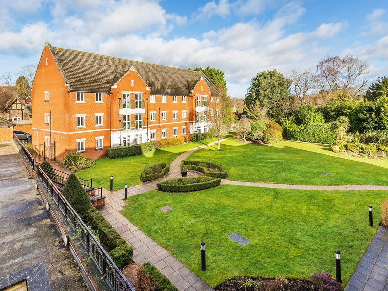 2 Bed Apartment To Rent in Horsham